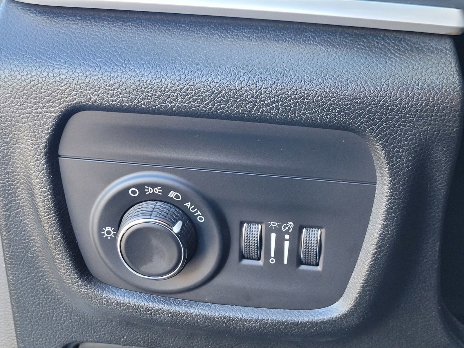 Used 2023 Jeep Grand Cherokee L Laredo image 29