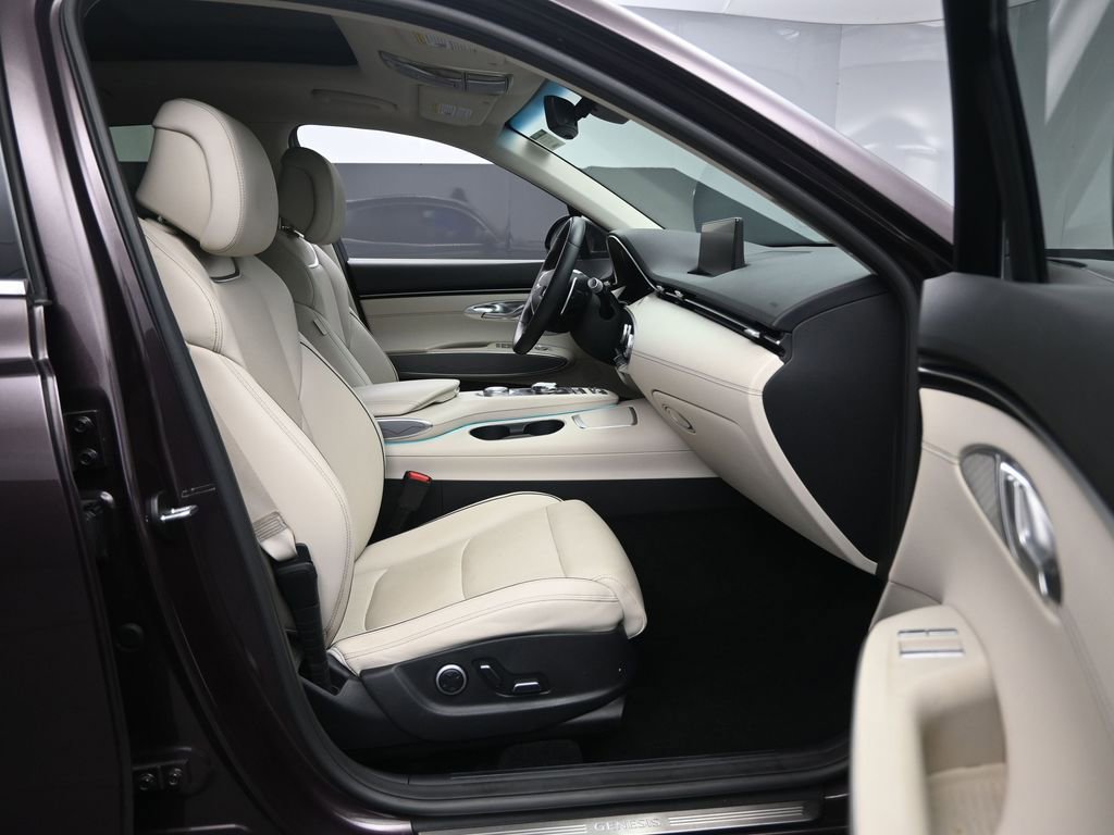 Used 2023 Genesis GV70 2.5T w/ Advanced Package image 30