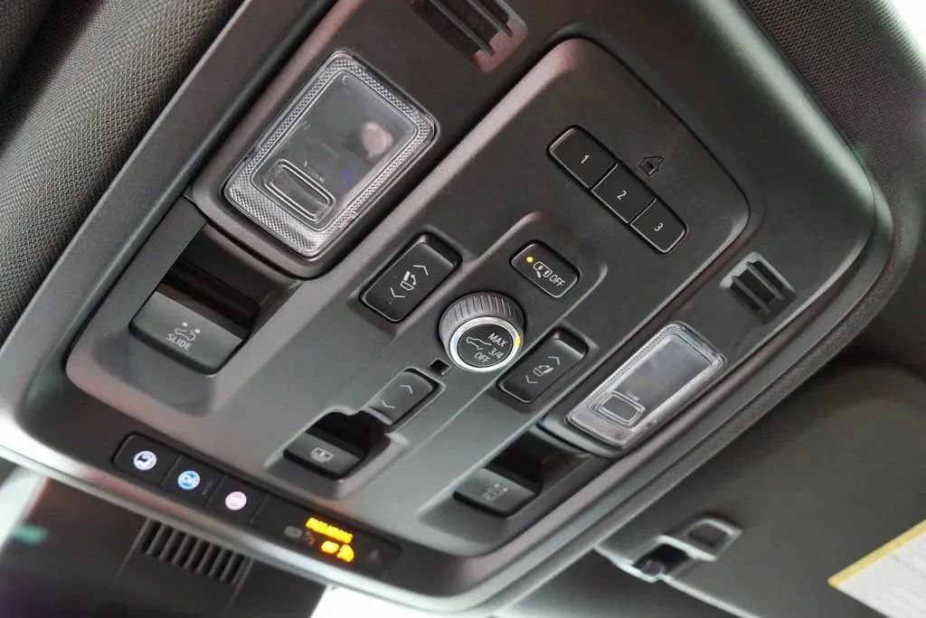 Used 2023 Chevrolet Suburban RST w/ Luxury Package AWD/4WD image 33