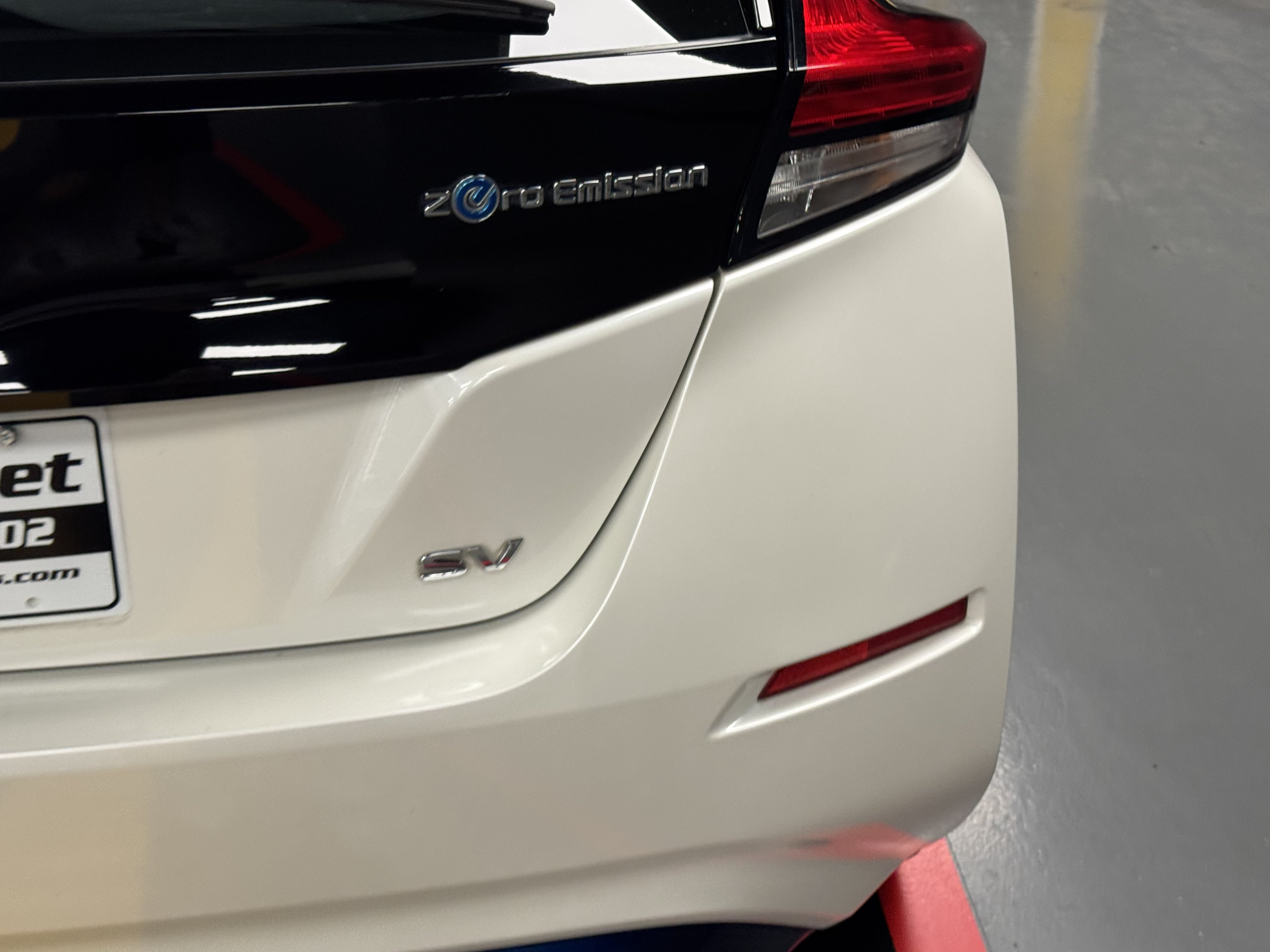 Used 2018 Nissan Leaf SV w/ SV Technology Package FWD image 6