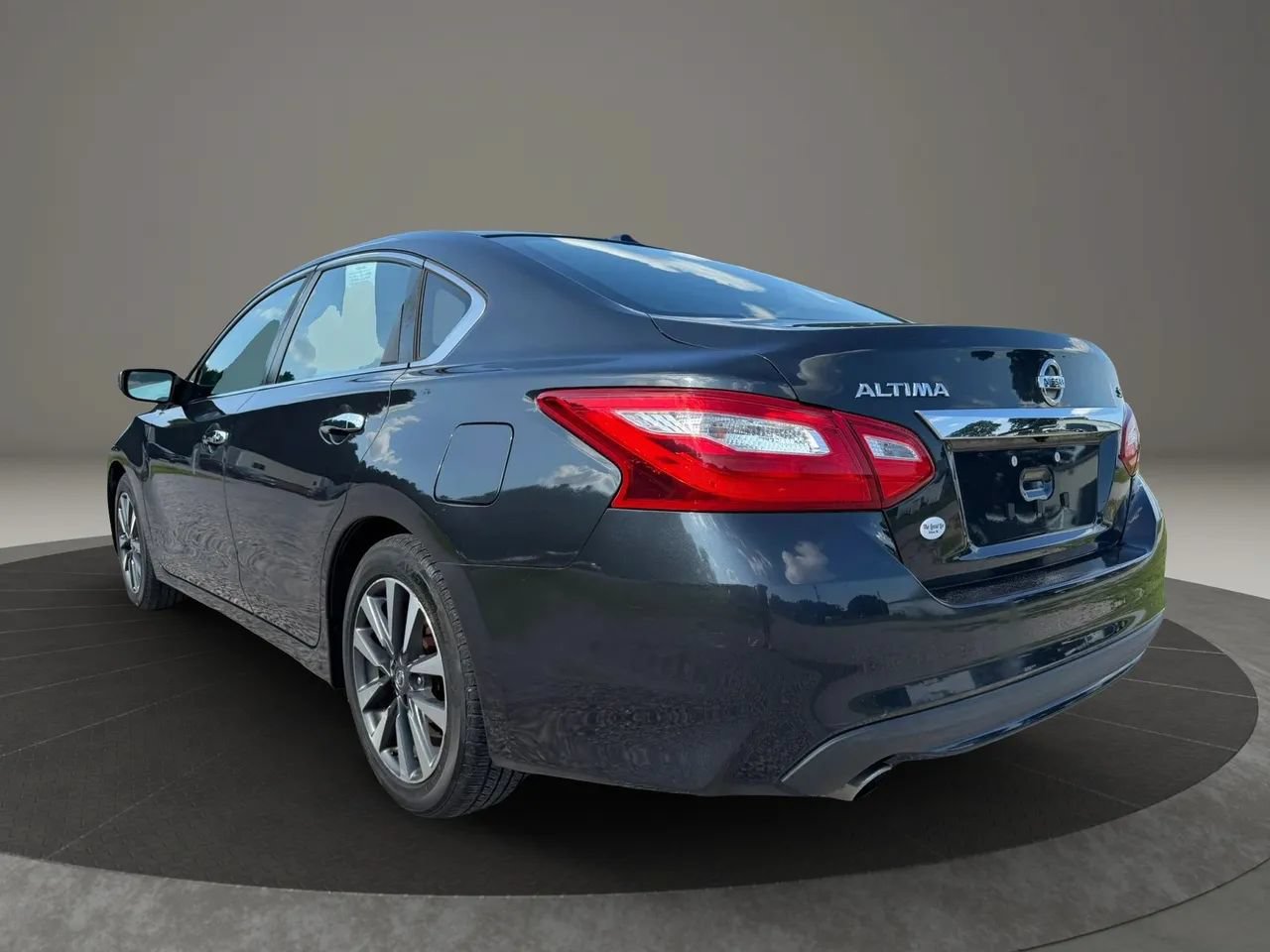 Used 2017 Nissan Altima 2.5 SV FWD image 3