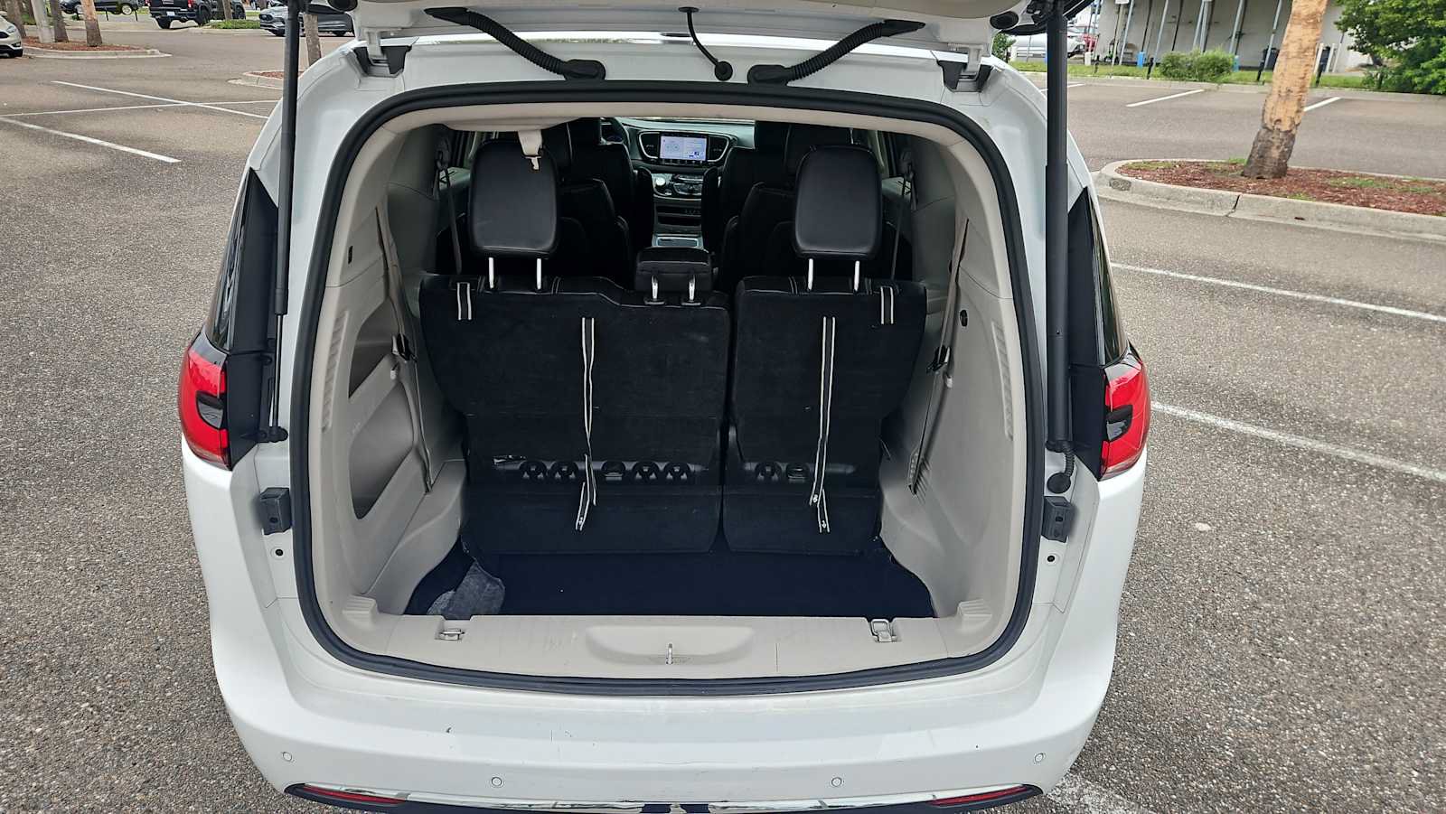 Used 2023 Chrysler Pacifica Touring-L FWD image 20