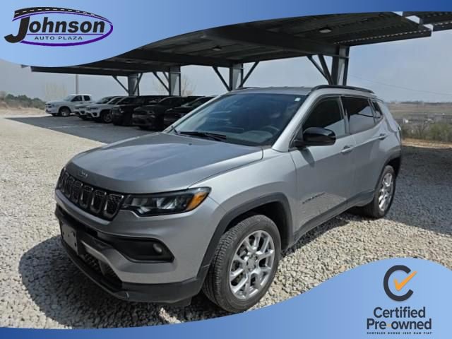 Used 2023 Jeep Compass Latitude image 1
