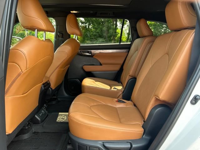 Certified 2025 Toyota Highlander Platinum AWD/4WD image 32