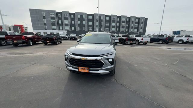 Used 2025 Chevrolet TrailBlazer LT w/ Driver Confidence Package image 3