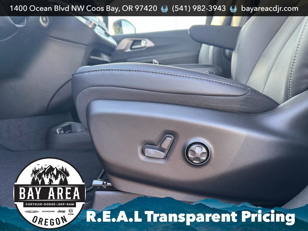 New 2026 Chrysler Pacifica Select w/ S Appearance Package FWD image 12