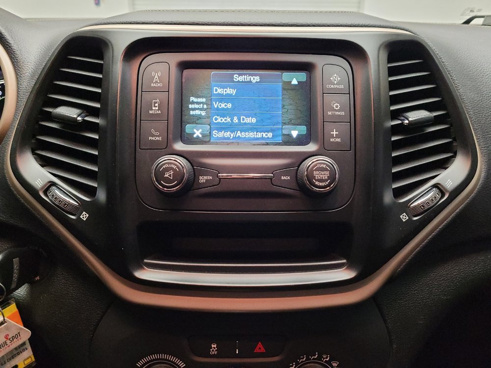 Used 2018 Jeep Cherokee Latitude w/ Altitude Package FWD image 25
