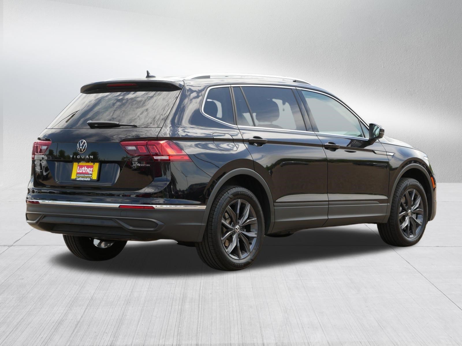 Used 2022 Volkswagen Tiguan SE w/ Panoramic Sunroof Package AWD/4WD image 7