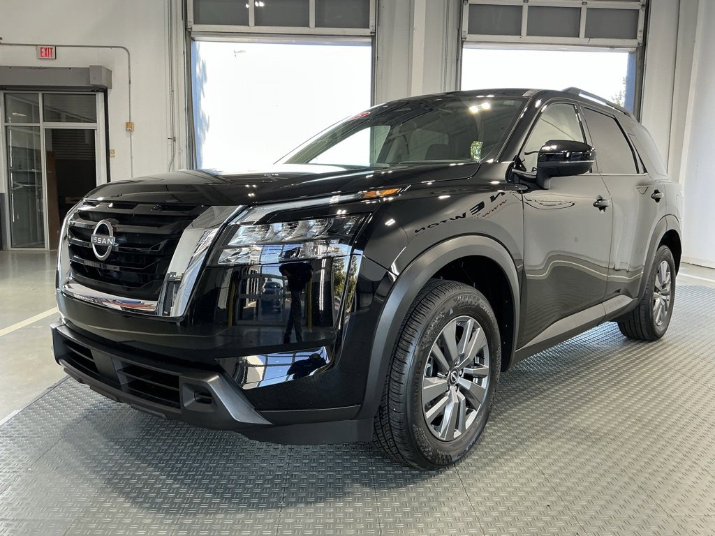 Used 2025 Nissan Pathfinder SV image 2