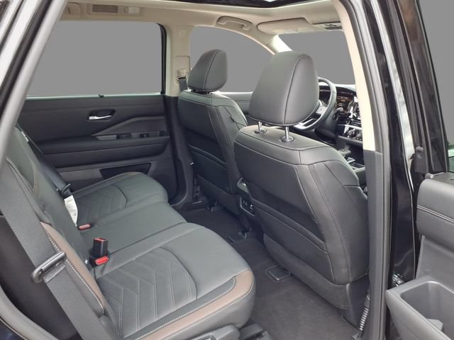 Certified 2025 Nissan Pathfinder Platinum w/ Black Appearance Package AWD/4WD image 11