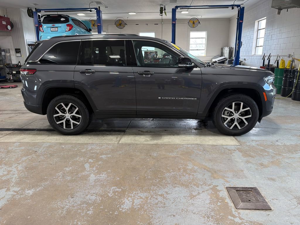 Used 2024 Jeep Grand Cherokee Limited AWD/4WD image 61