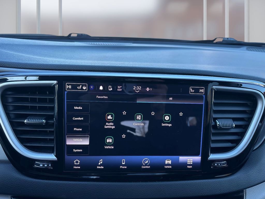 Used 2024 Chrysler Pacifica Touring-L image 28