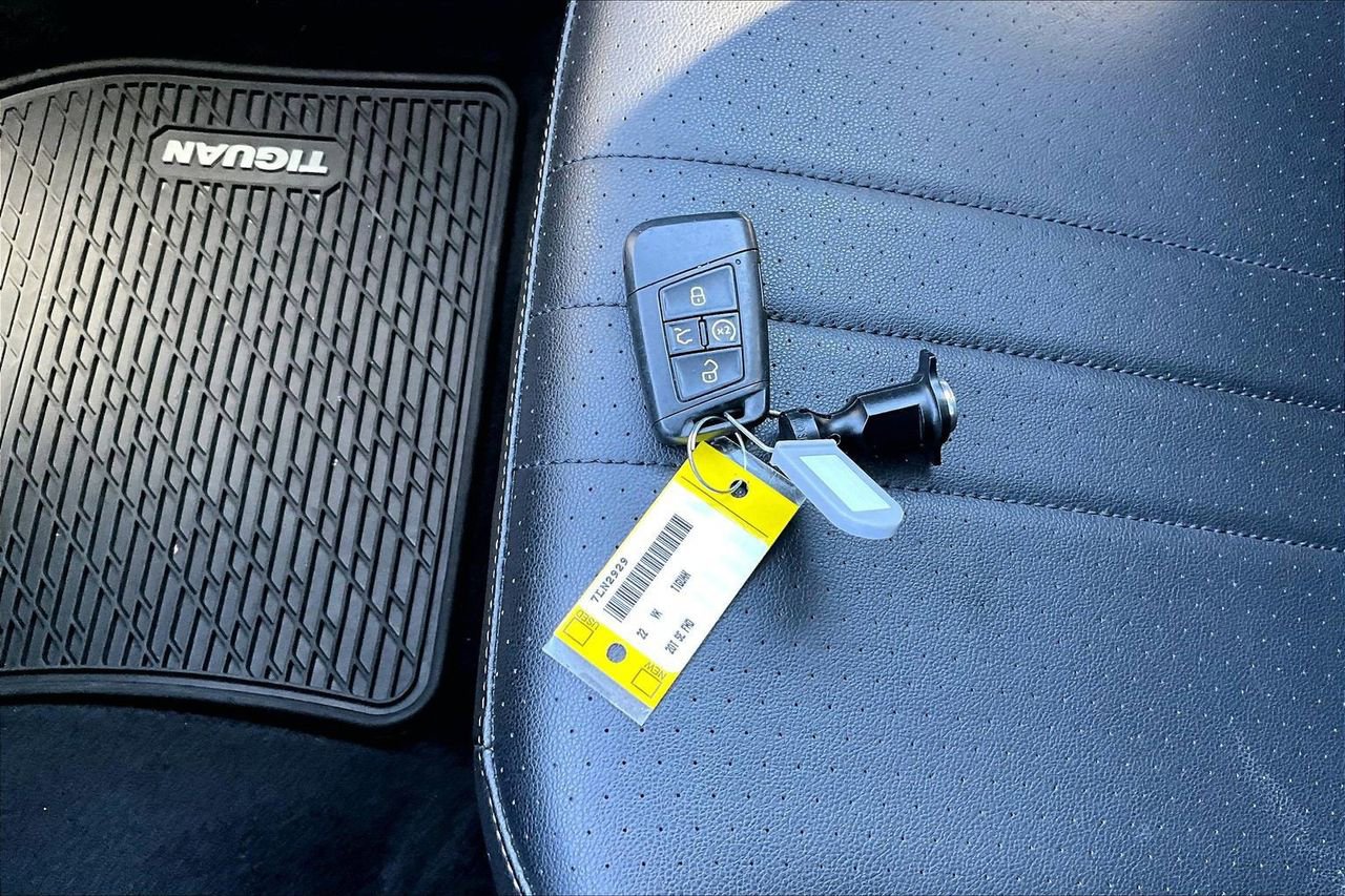 Used 2022 Volkswagen Tiguan SE w/ Panoramic Sunroof Package image 31