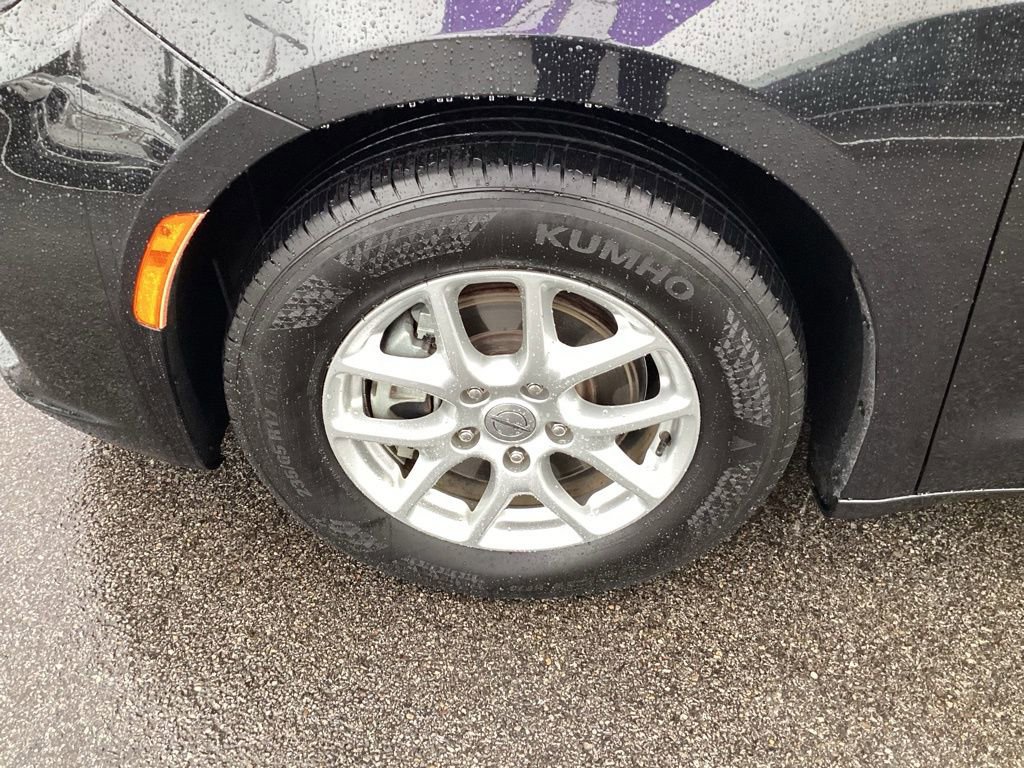 Used 2023 Chrysler Pacifica Touring-L image 41