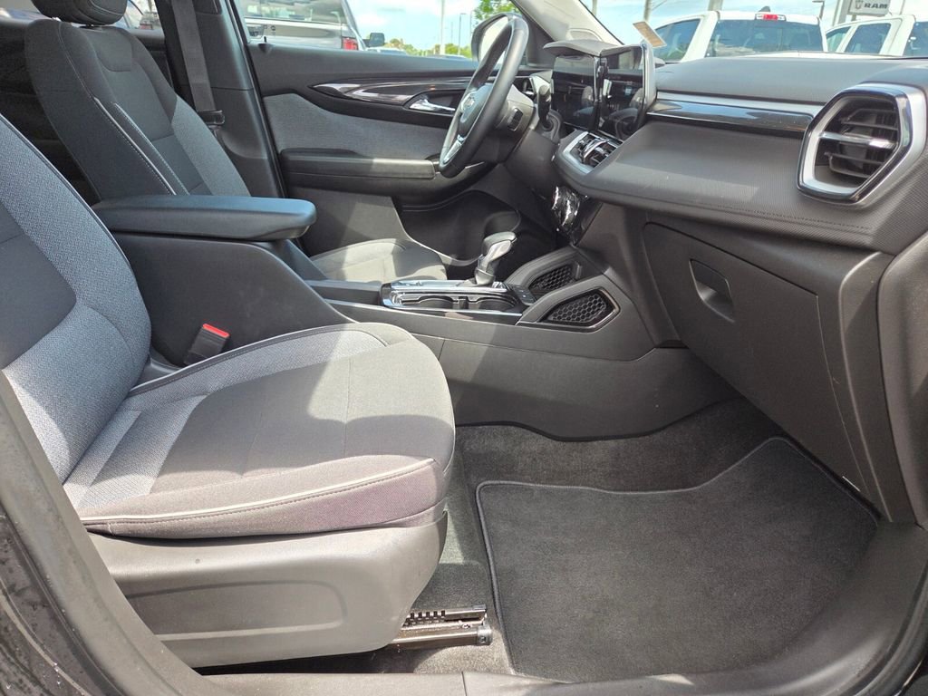 Used 2024 Chevrolet TrailBlazer LT w/ LT Cold Weather Package FWD image 10