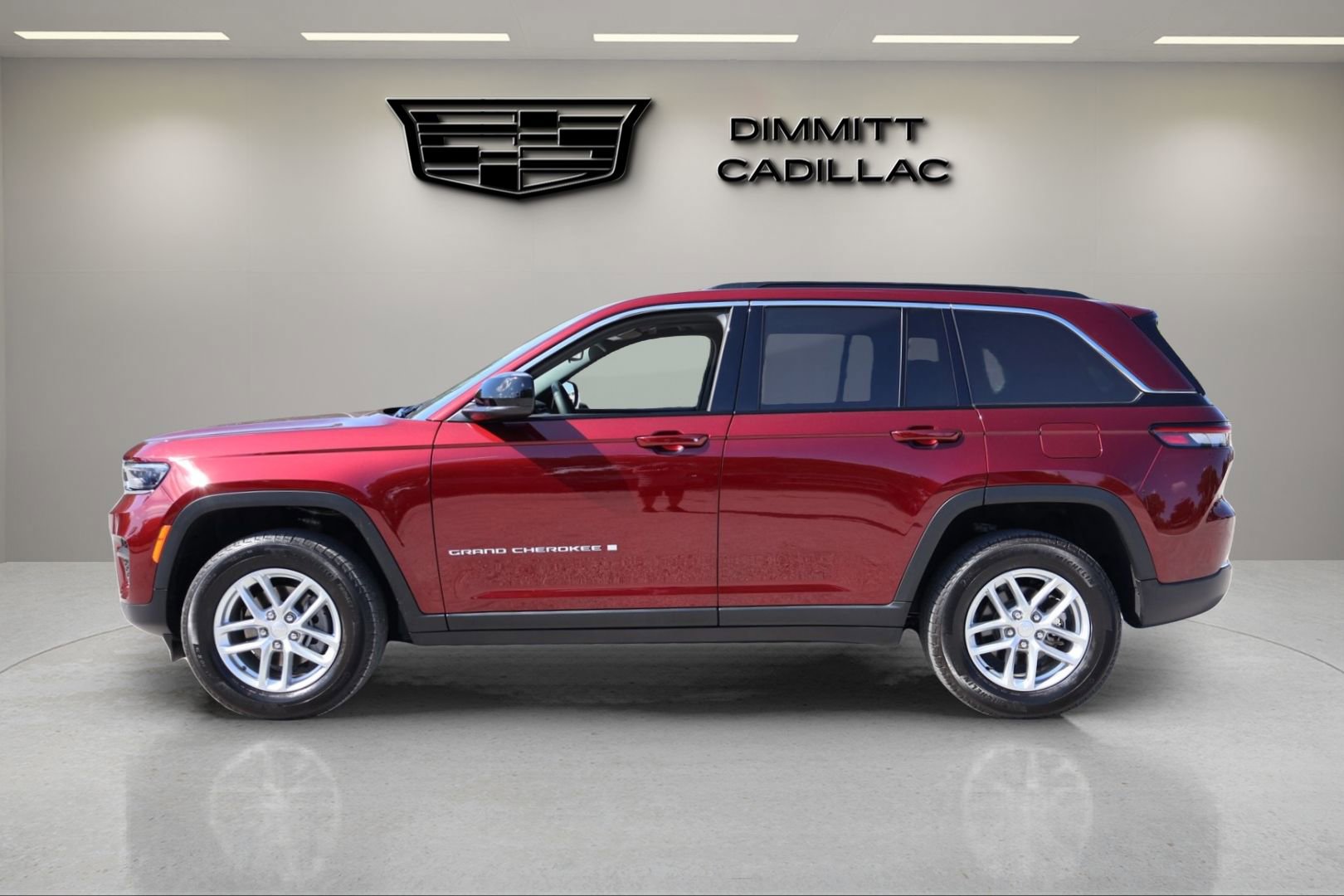 Used 2024 Jeep Grand Cherokee Laredo X AWD/4WD image 2
