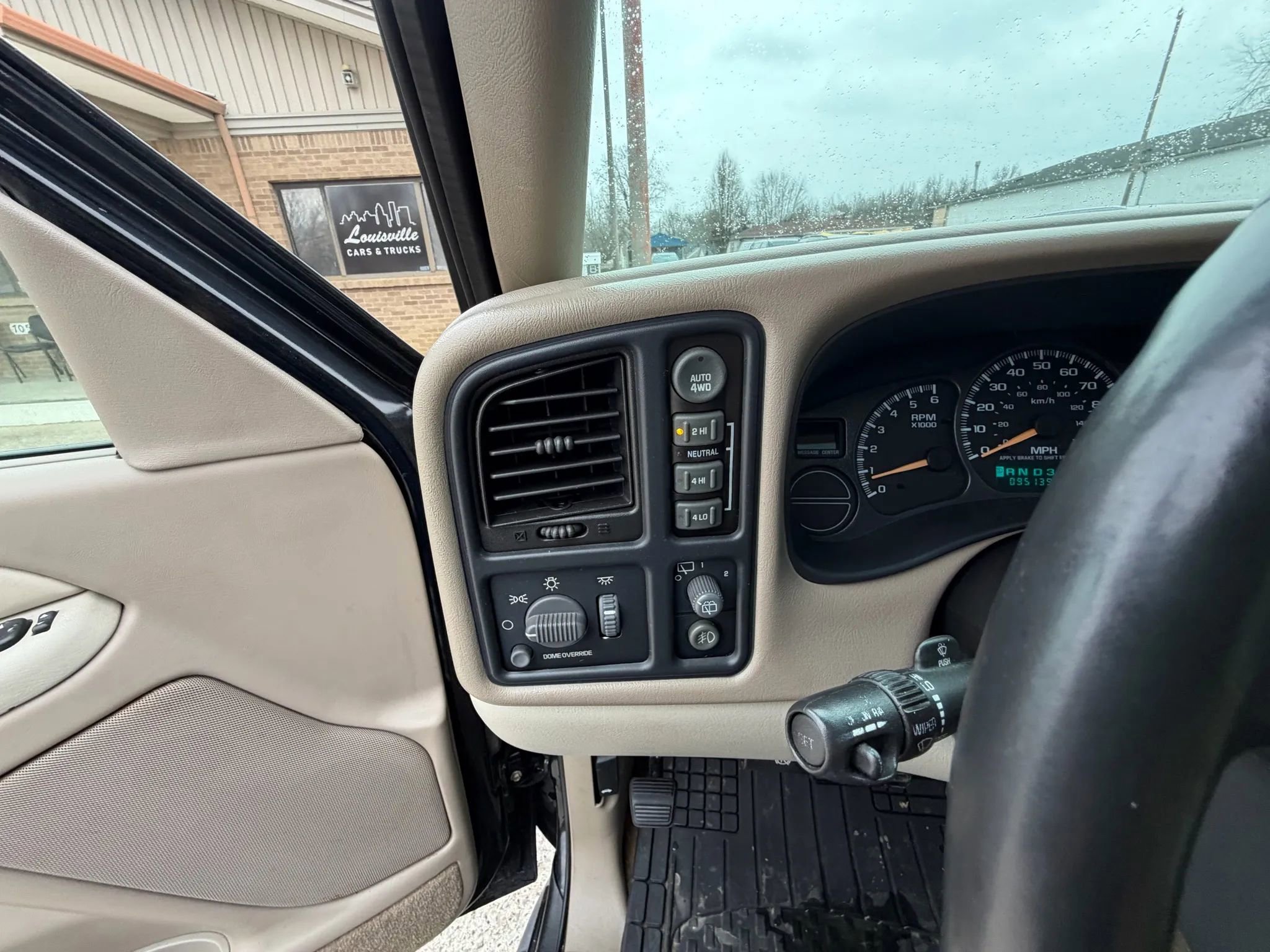 Used 2002 Chevrolet Tahoe LT image 21