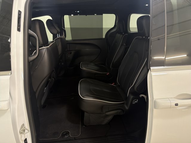 Used 2026 Chrysler Pacifica Limited FWD image 22