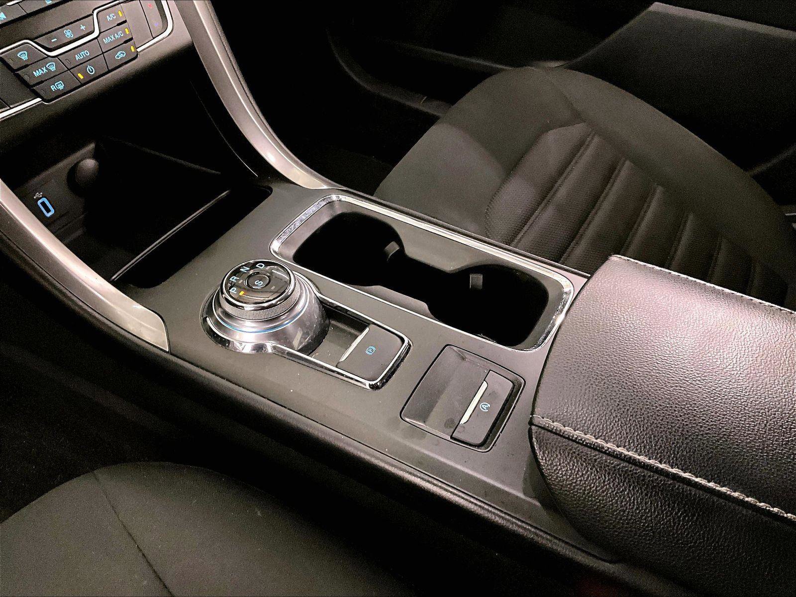 Used 2018 Ford Fusion SE w/ Fusion SE Technology Package image 16