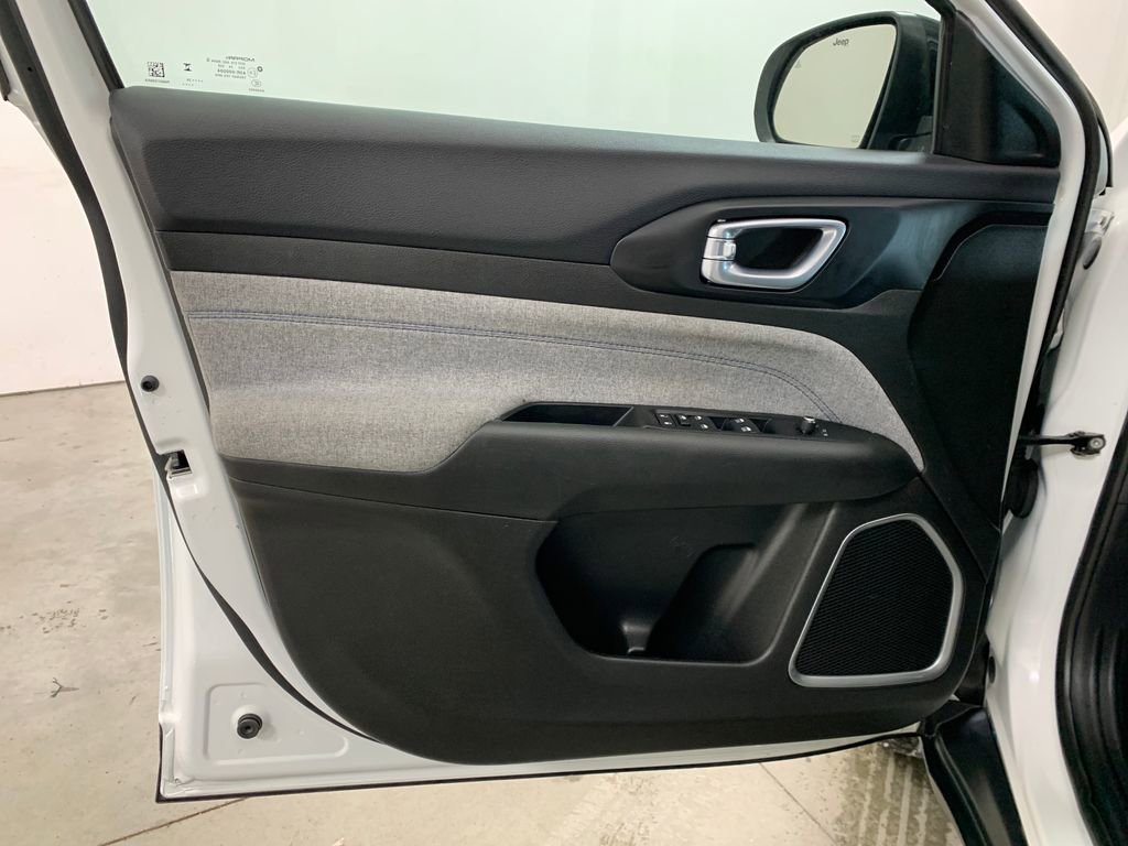 Used 2024 Jeep Compass Latitude image 5