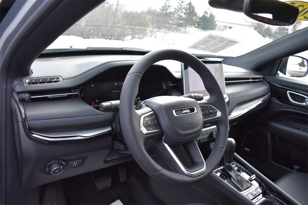 Used 2025 Jeep Compass Limited w/ High Altitude Package image 10