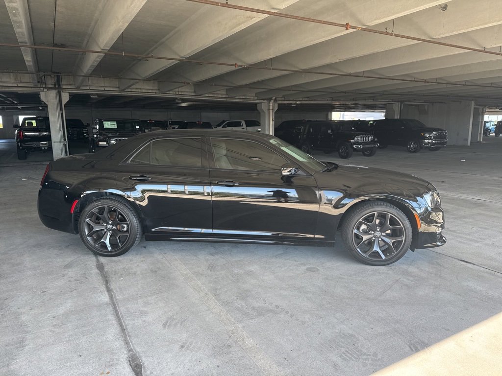 Used 2023 Chrysler 300 Touring L image 4