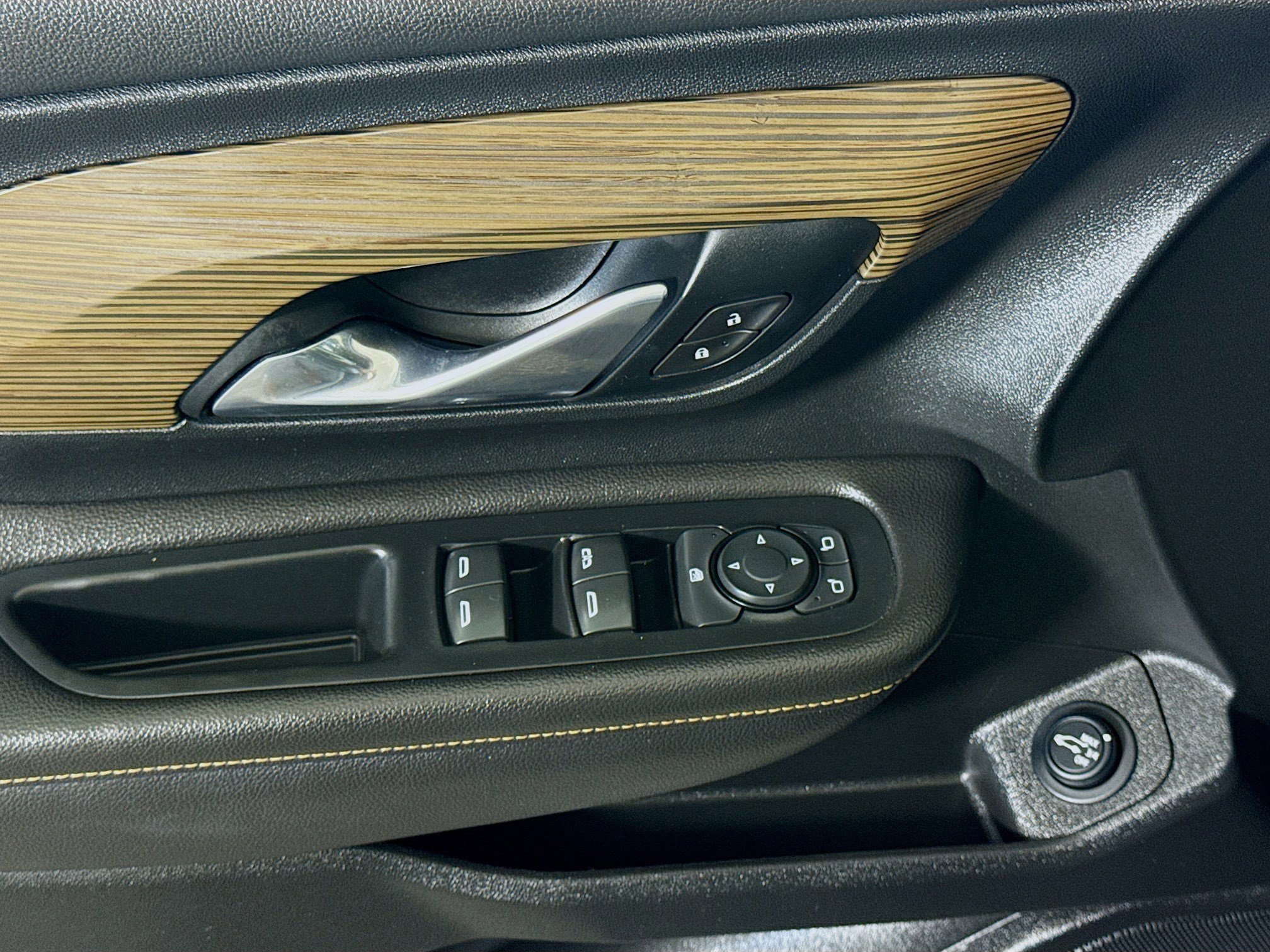 Used 2021 GMC Terrain SLE w/ Driver Convenience Package image 24