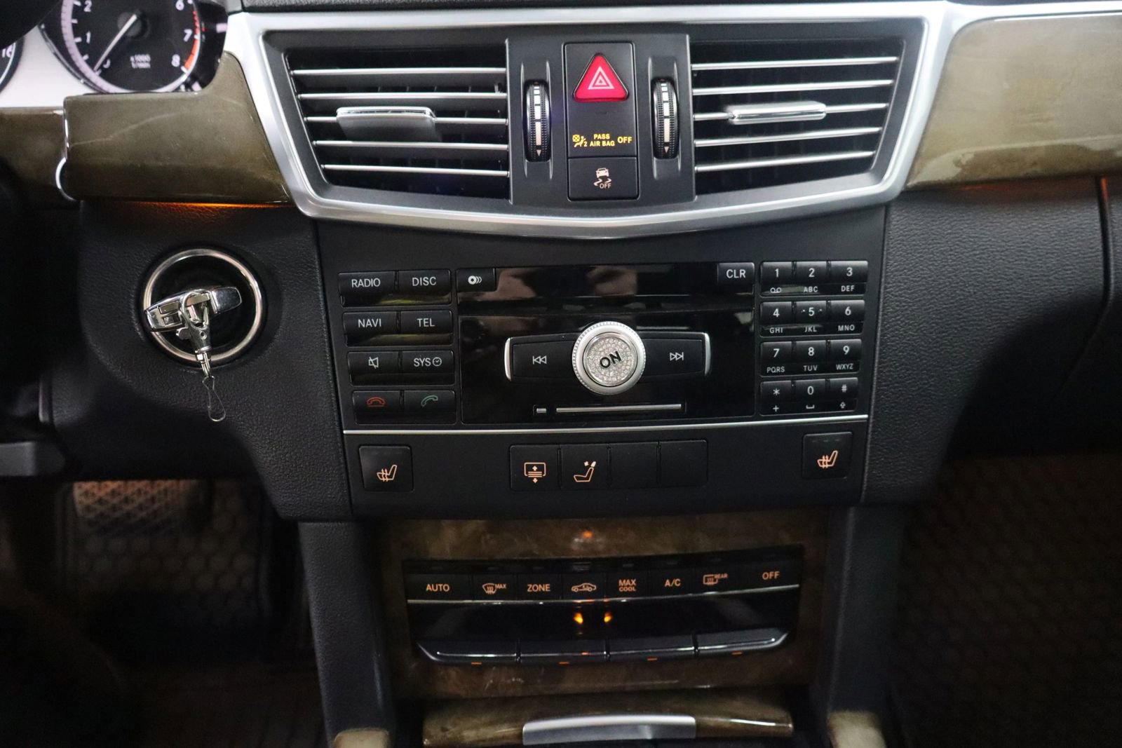 Used 2010 Mercedes-Benz E 350 E 350 4MATIC Sedan 4D image 27