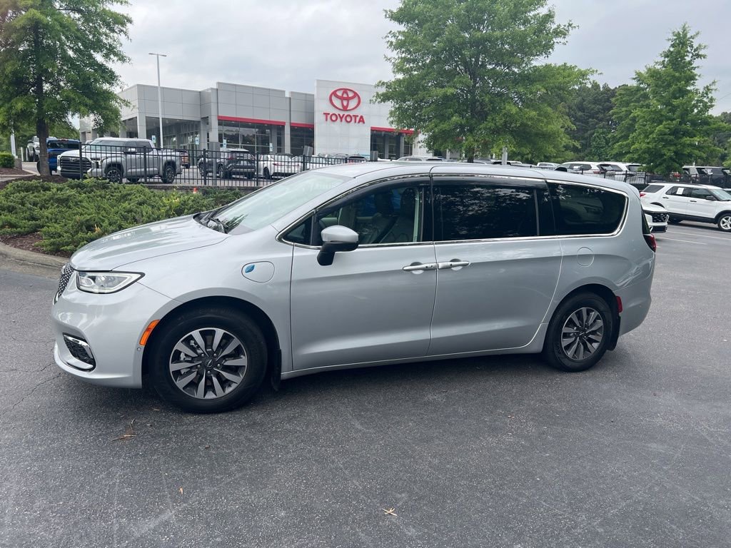 Used 2023 Chrysler Pacifica Touring-L FWD image 3