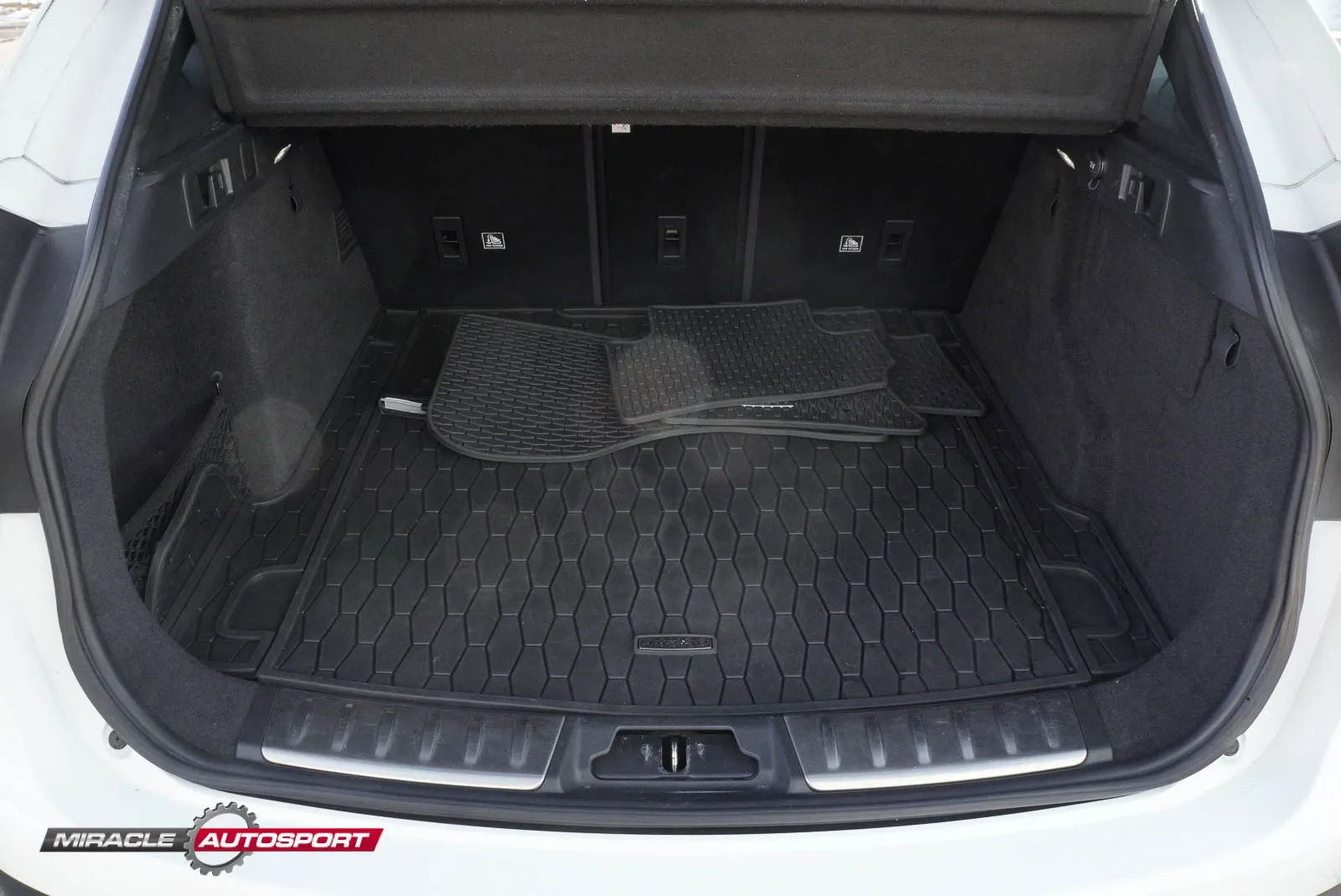 Used 2019 Jaguar F-PACE Premium image 28