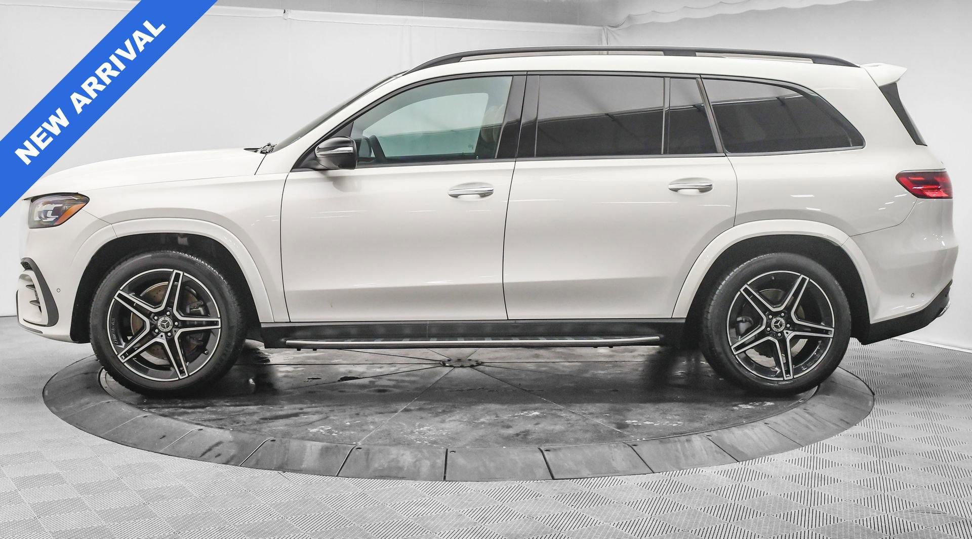 Used 2025 Mercedes-Benz GLS 450 4MATIC image 4