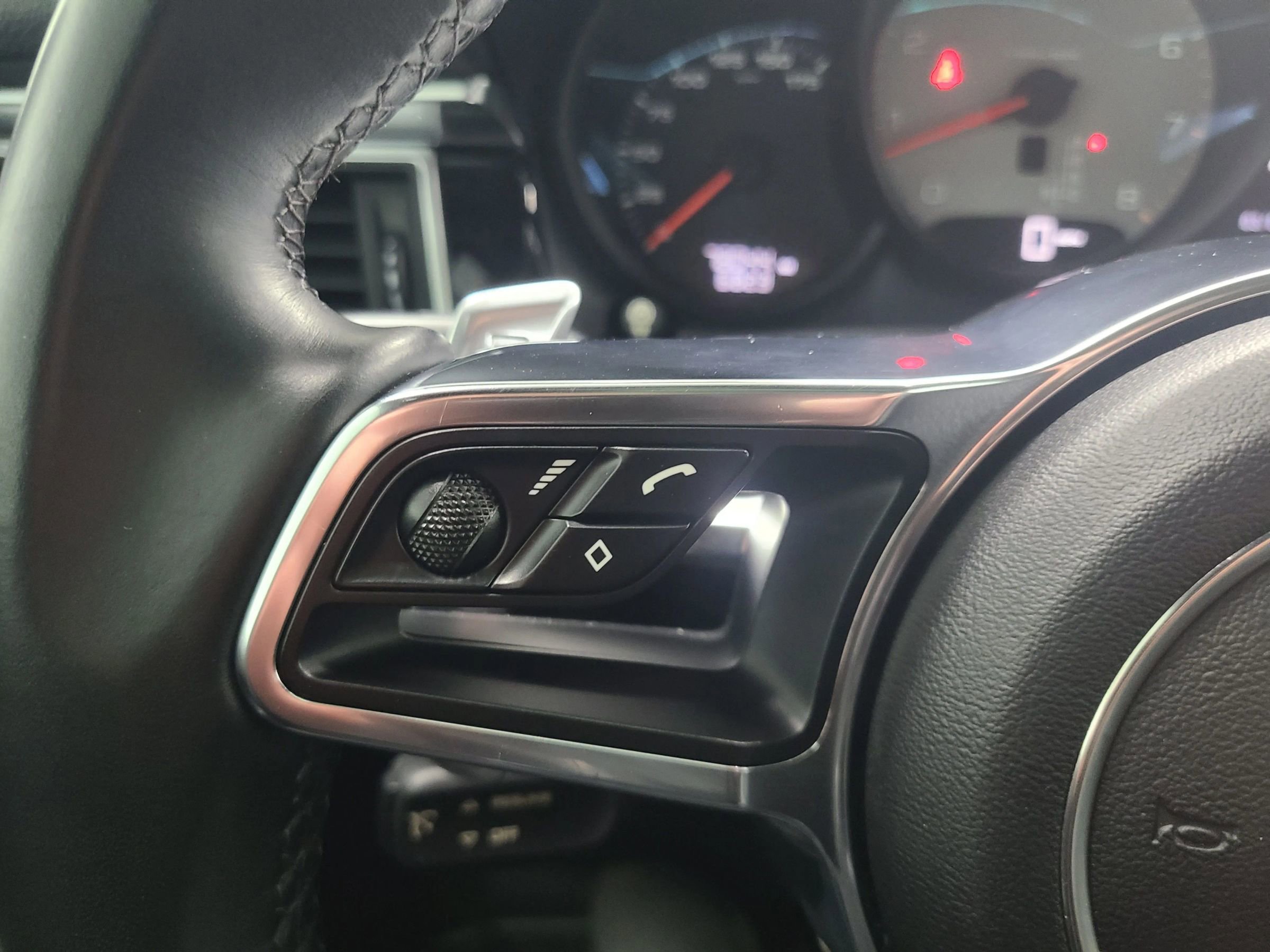 Used 2015 Porsche Macan S w/ Premium Package Plus image 31