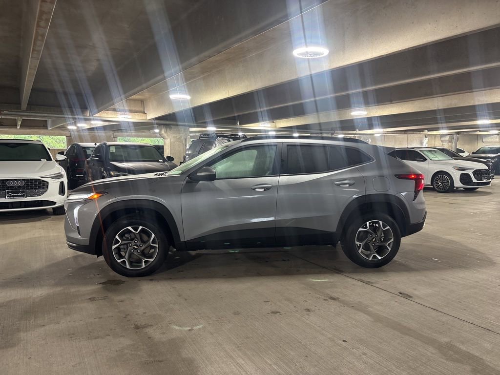 Used 2025 Chevrolet Trax LT FWD image 9
