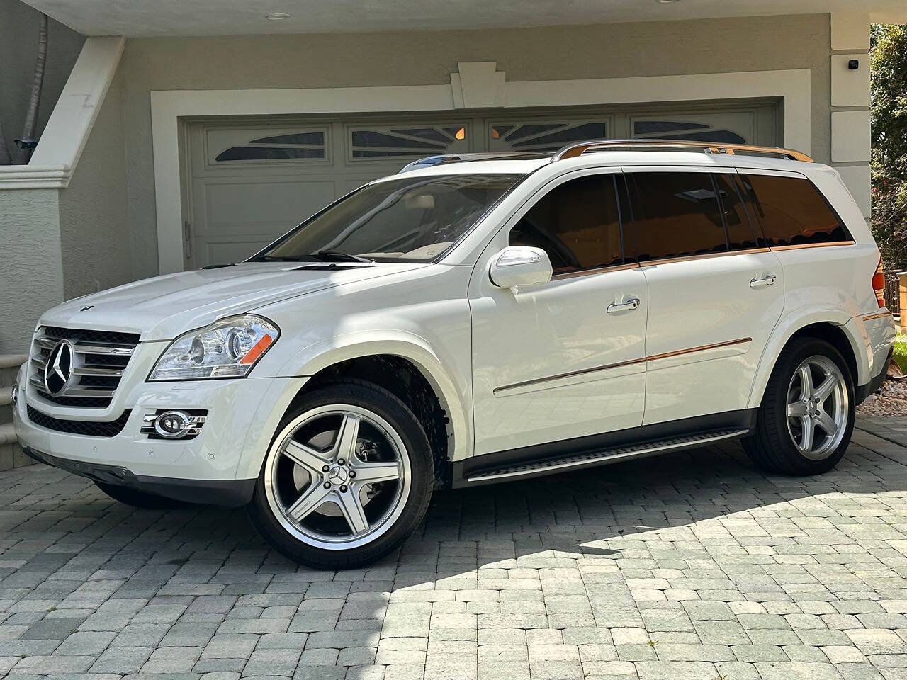 Used 2009 Mercedes-Benz GL 550 4MATIC image 1