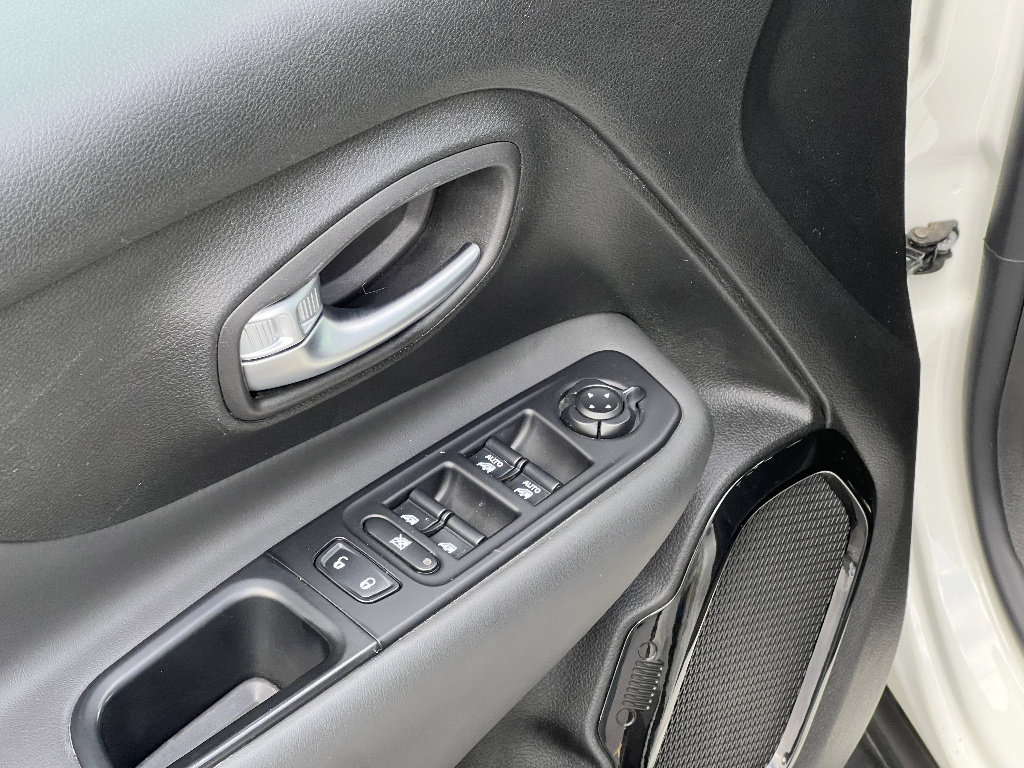 Used 2018 Jeep Renegade Altitude image 15