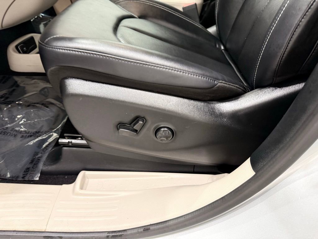 Used 2024 Chrysler Pacifica Touring-L image 13