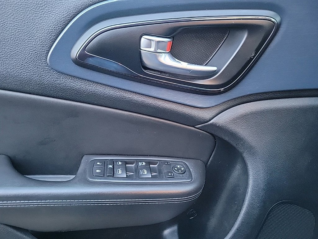 Used 2015 Chrysler 200 S FWD image 13