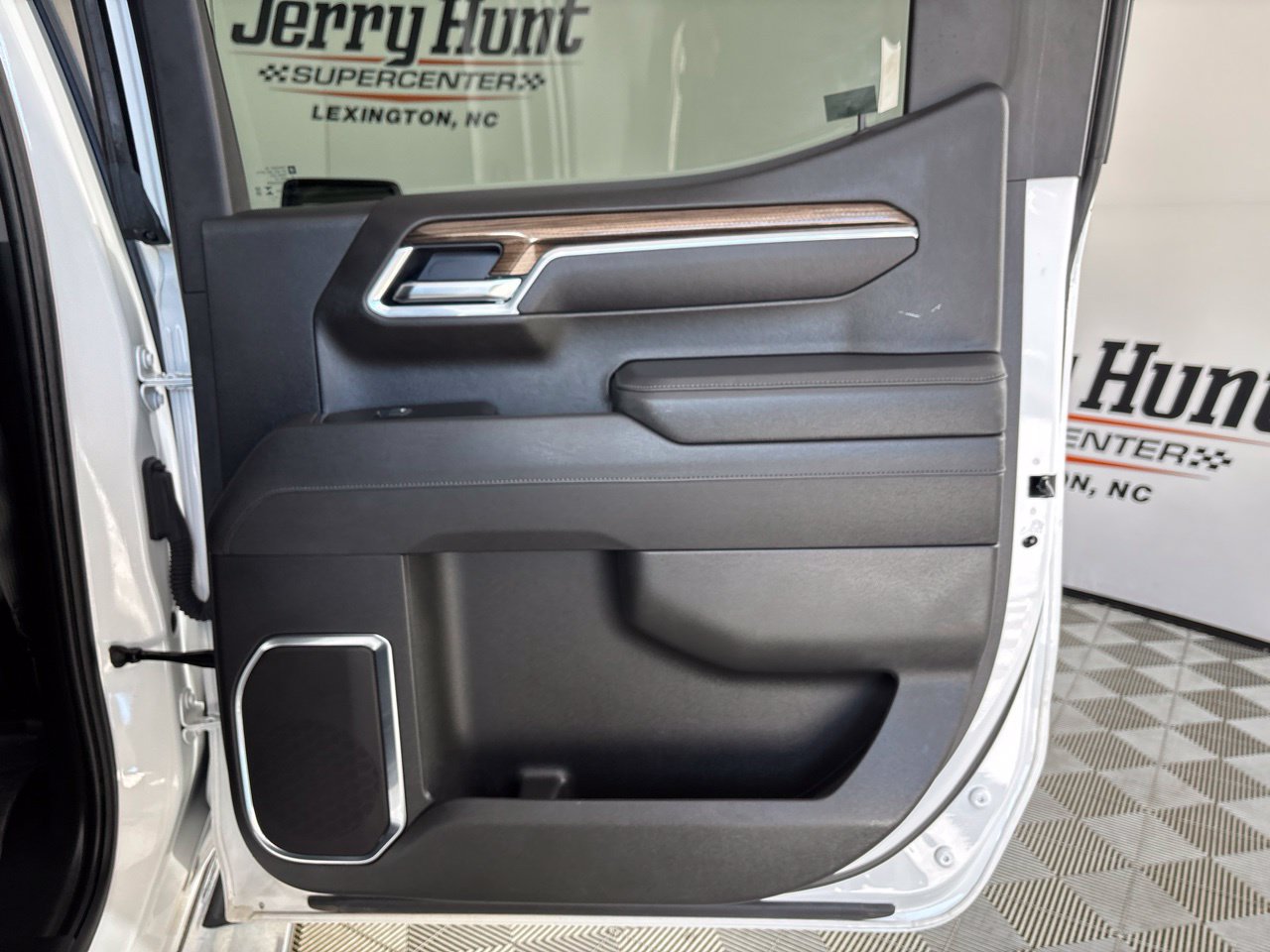 Used 2025 Chevrolet Silverado 1500 LT AWD/4WD image 21