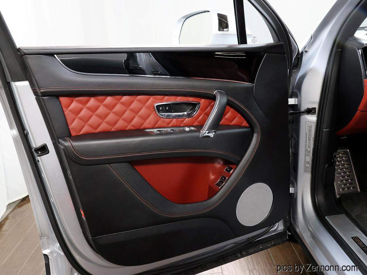 Used 2017 Bentley Bentayga image 32