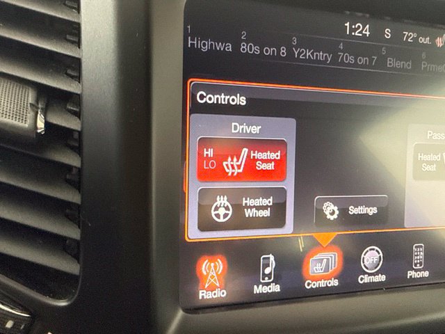 Used 2015 Jeep Cherokee Latitude w/ Cold Weather Group AWD/4WD image 26