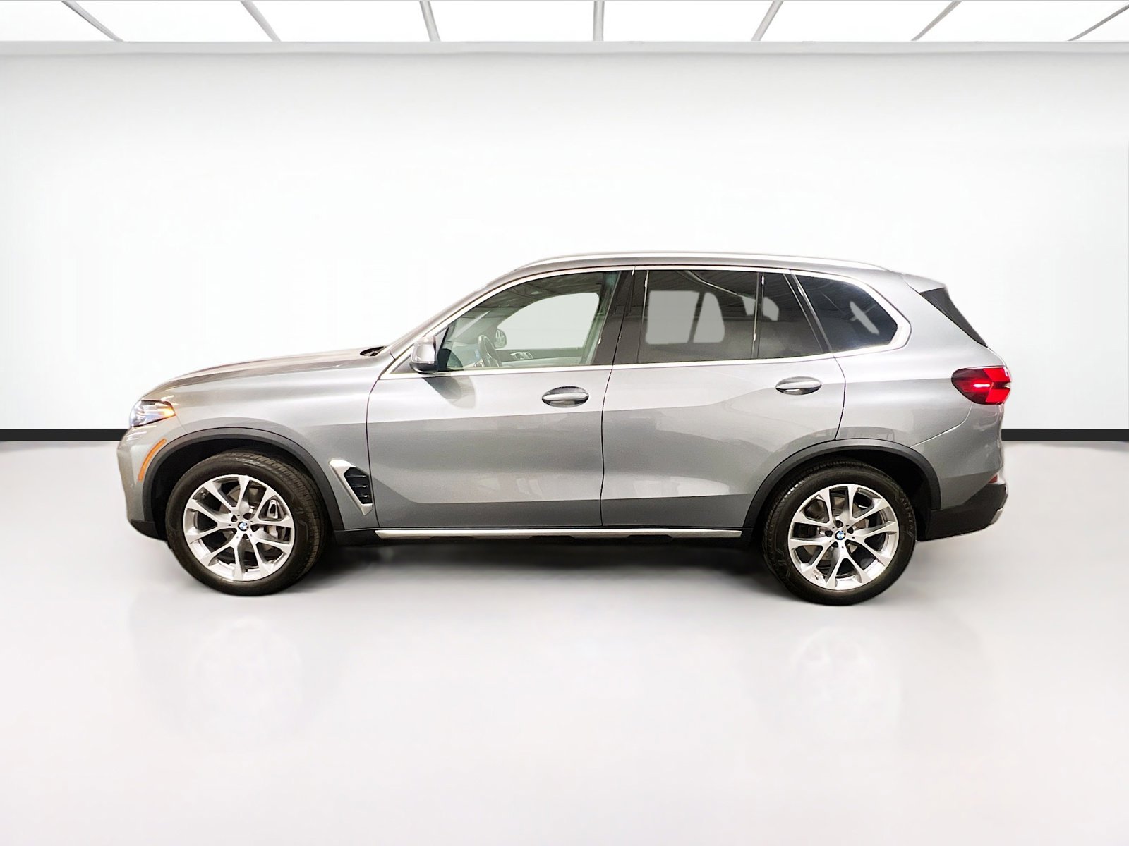 Used 2024 BMW X5 sDrive40i w/ Premium Package RWD image 25