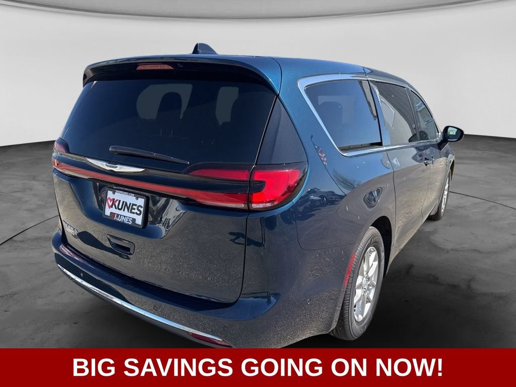New 2025 Chrysler Pacifica Select FWD image 4