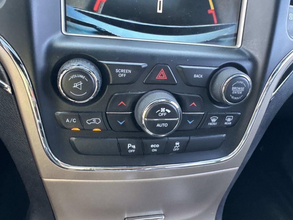 Used 2015 Jeep Grand Cherokee Limited w/ Luxury Group II image 16