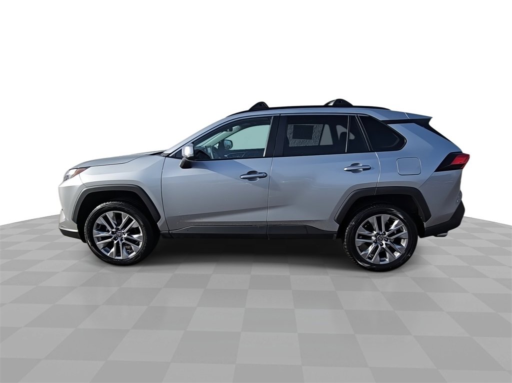 Used 2022 Toyota RAV4 XLE Premium image 5