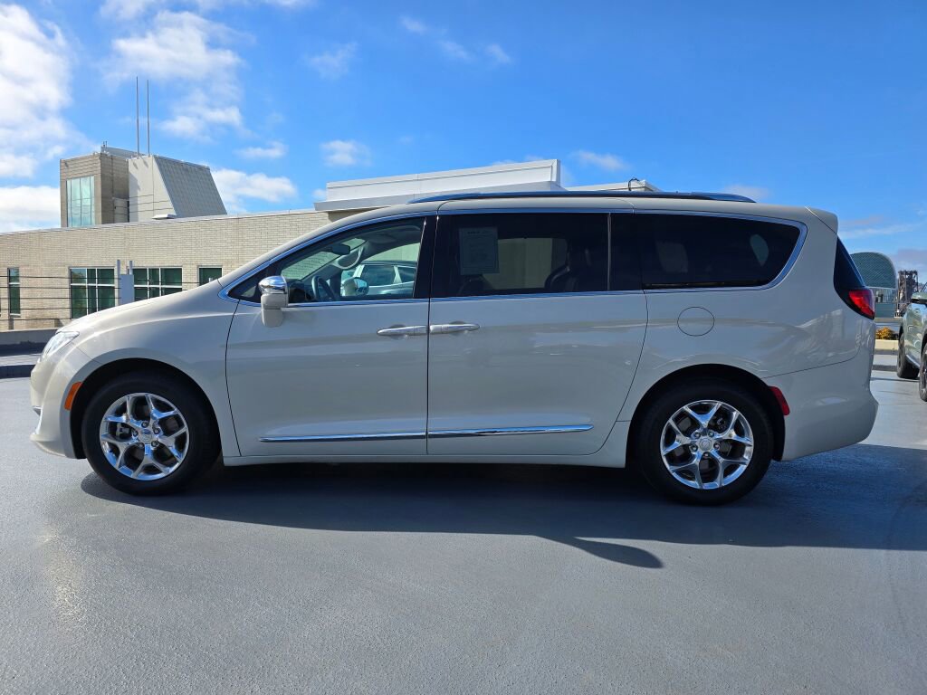 Used 2017 Chrysler Pacifica Limited image 2