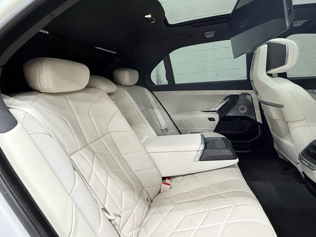 Used 2024 BMW 760i xDrive w/ Premium Package image 78