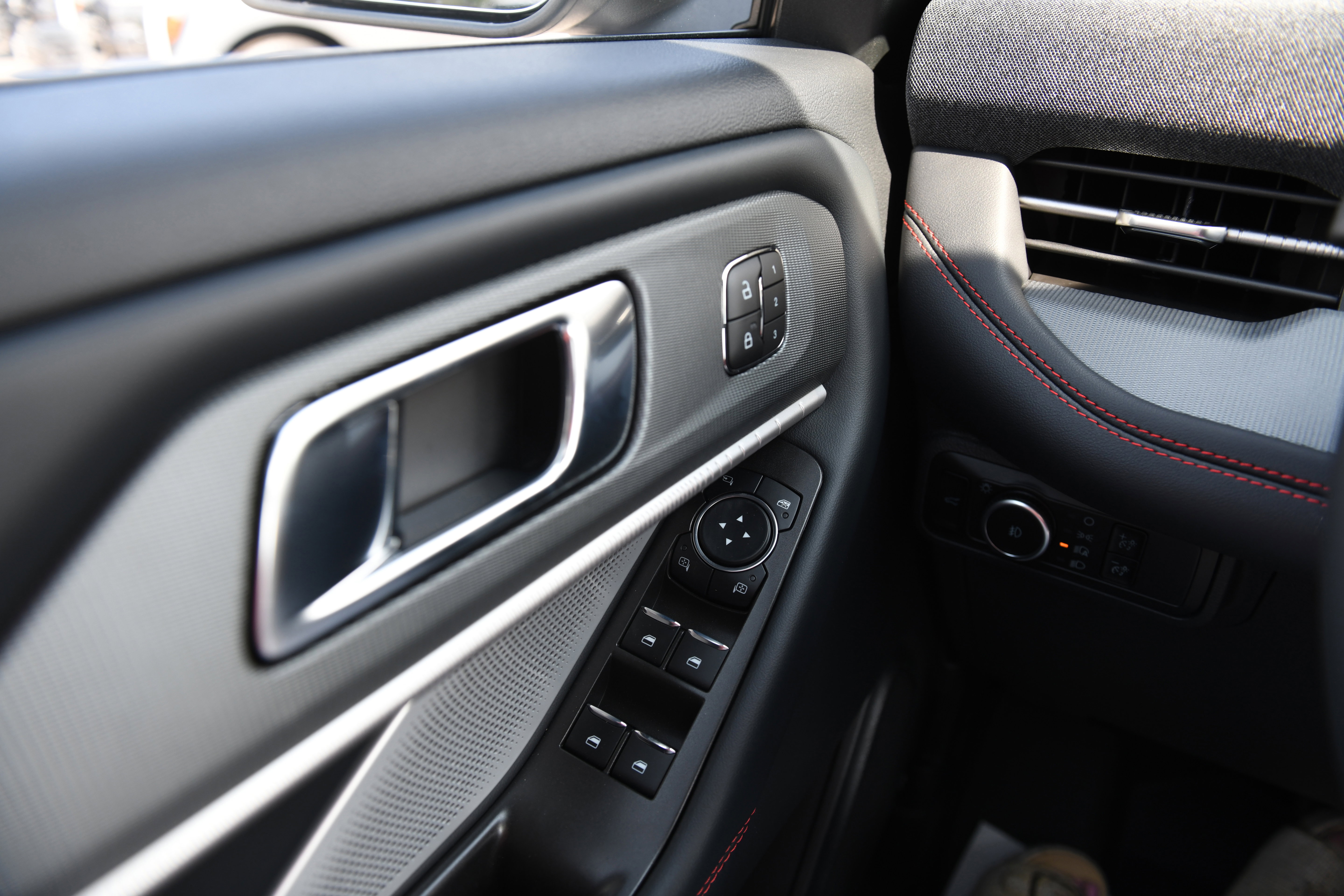 New 2026 Ford Explorer ST RWD image 28