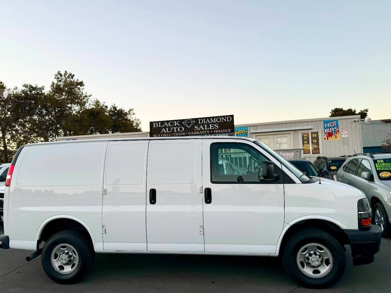 Used 2022 Chevrolet Express 3500 w/ Driver Convenience Package RWD image 11
