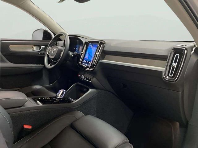 Used 2025 Volvo XC40 B5 Plus image 81