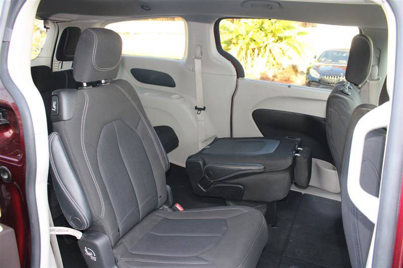 Used 2023 Chrysler Voyager LX image 15